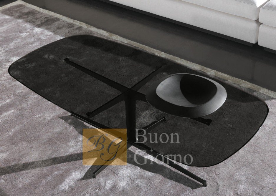 Журнальный столик Clyfford фабрики Minotti